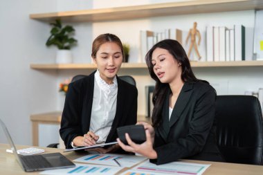 İş ortakları çağdaş bir çalışma alanındaki proje stratejileri, takım çalışması ve profesyonellik üzerine verimli bir sohbete girişiyor..