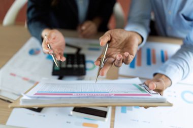 Finansal belgeler üzerinde işbirliği yapan meslektaşlar, takım çalışması ve analiz yoluyla karar verme mekanizmasını geliştirmek.