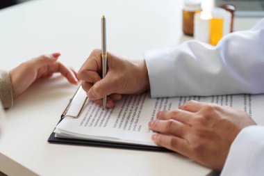 Sağlık hizmeti sağlayıcısı, hasta bilgilerini titizlikle belgelemekte ve kaliteli bakım için doğru kayıtları sağlamaktadır..