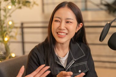 Neşeli genç bir kadın sohbet sırasında bir ışık anı paylaşır, kapsayıcılık ve bağlantı gösterir..