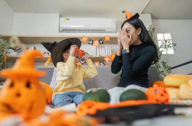 Yürek ısıtan bir cadılar bayramı anıydı. Bir anne ve oğlu, etrafı şenlikli süslemelerle çevrili eğlenceli aktivitelerle meşguldü..