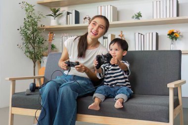 Bir anne ve oğlunun video oyunlarından zevk alıp, bağlarını güçlendirdikleri ve neşeli anlar yarattıkları yürek ısıtan bir sahne..