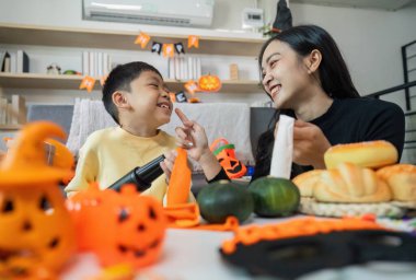 Kahkahaları ve cadılar bayramı hediyelerini paylaşan bir anne ve oğul arasında keyifli bir an..