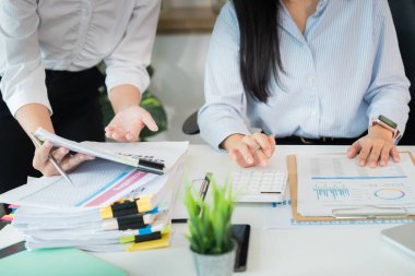 Profesyoneller iş ölçümleri ve başarı planları hakkında verimli bir konuşma yaptılar..