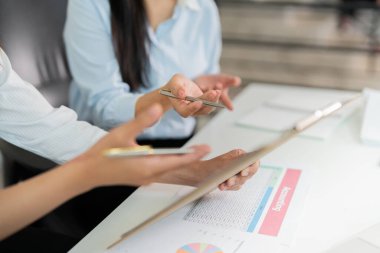 Kadınlar iş ölçümleri hakkında ortak bir tartışmaya girişirler, parlak bir çalışma alanında takım çalışması ve analitik becerileri vurgularlar.