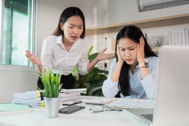İş arkadaşları proje sorunlarını tartışırken gerginlik artıyor, işyeri iletişiminin duygusal yönlerini vurguluyorlar.