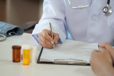 Sağlık hizmeti sağlayıcısı, hasta bilgilerini ve reçetelerini konsültasyon sırasında belgeleyerek doğru tıbbi kayıtları sağlar..