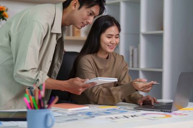 Modern bir ofiste uygulama özellikleri ve kullanıcı deneyimini tartışan tasarımcılar, ortak bir oturumda yer aldılar..
