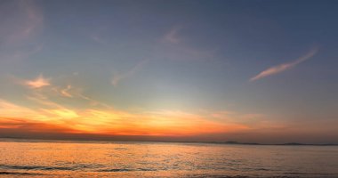 Gün batımında deniz kenarında huzur