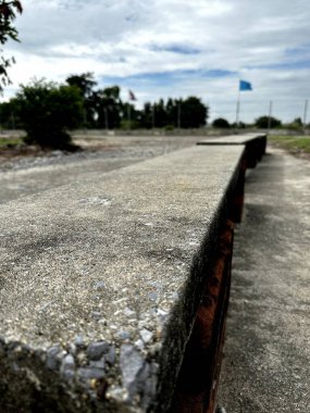 Halkın ortasında uzun taş bir bank