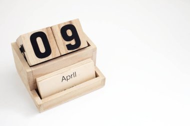 9 Nisan 'ı gösteren tahta takvim.