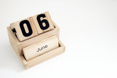 Tahta takvim 6 Haziran 'ı gösteriyor.