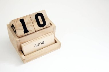 10 Haziran 'ı gösteren ahşap takvim