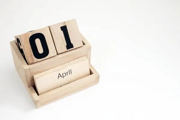 1 Nisan 'ı gösteren ahşap takvim