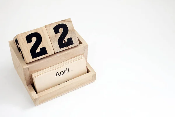 4月22日を示す木造永久暦 — ストック写真