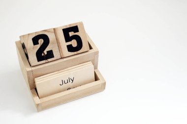 25 Temmuz 'u gösteren ahşap takvim