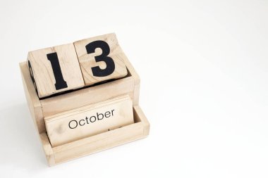 Tahta takvim 13 Ekim 'i gösteriyor.