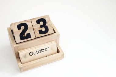 Tahta takvim 23 Ekim 'i gösteriyor.