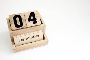 4 Aralık 'ı gösteren ahşap takvim