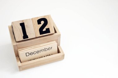 Tahta takvim 12 Aralık 'ı gösteriyor.