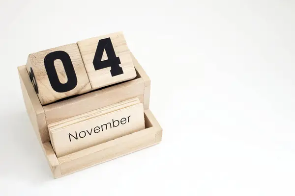 Tahta takvim 4 Kasım 'ı gösteriyor.