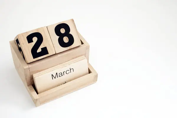 3月28日を示す木造永久暦 — ストック写真