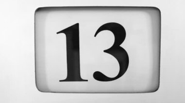 Takvim ayın 13 'ünden 14' üne kadar ilerliyor.
