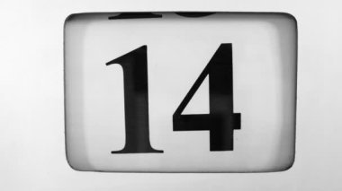 Takvim ayın 14 'ünden 15' ine ilerliyor