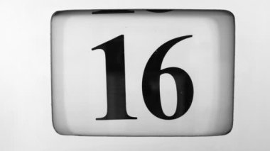 Takvim ayın 16 'sından 17' sine ilerliyor