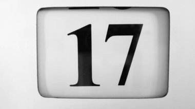 Takvim ayın 17 'sinden 18' ine ilerliyor.