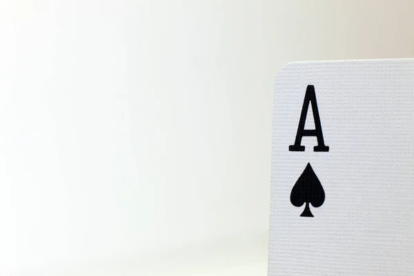 Макрофотография Игральной Карты Ace Spades Текстурой Карты Установленной Бледном Фоне — стоковое фото