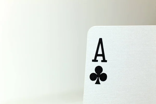 Макрофотография Игральной Карты Ace Clubs Текстурой Карты Установленной Бледном Фоне — стоковое фото
