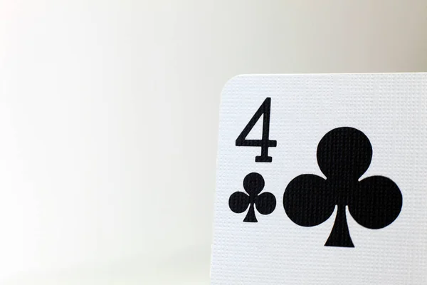 Sinek 4 'ün kağıdını gösteren bir makro fotoğraf, kartın dokusunu gösteren, soluk bir arkaplan ile ayarlanmış. 