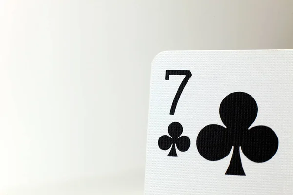 Sinek 7 'nin kağıdını gösteren bir makro fotoğraf, kartın dokusunu gösteren, soluk bir arkaplanda ayarlanmış.. 