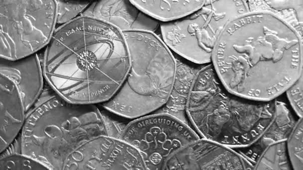 布拉德福德 英国09 2023 一组可收集的50便士硬币在转盘上旋转 这些硬币有独特的设计 是英格兰银行长期以来铸造出来的 — 图库视频影像