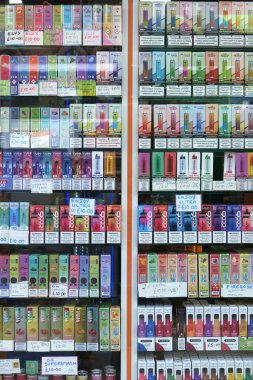 Leeds, İngiltere - 09 09 2023: Dükkan vitrininde elektronik sigaralar sergileniyor. İngiliz Yerel İdare Derneği Temmuz 2023 'te hükümetin tek kullanımlık vapurları 2024 yılına kadar yasaklaması yönünde açıklama yaptı..