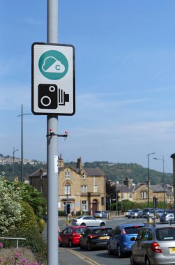 Saltaire, İngiltere - 09 10 2023: Bradford Temiz Hava Bölgesi 'nde yoğun bir kavşakta temiz hava işareti. İşaretin altında hava kalitesi seviyelerini ölçmeye yarayan virüsler var..