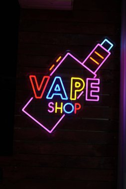 Leeds, İngiltere - 09 09 2023: neon bir vape dükkanının canlı renkleri. İngiltere Hükümeti, İngiltere 'de tek kullanımlık vapurların yasaklanıp yasaklanmadığını araştırıyor..