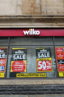 Bradford, İngiltere - 09 12 2023: Yönetim ve satış tabelalarını vitrinlerinde gösteren Wilko hırdavat dükkanı. Firmanın Ekim 2023 'e kadar ticareti durdurması bekleniyor.