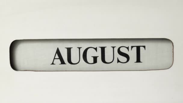 人们看到一个复古的办公室日历从八月滚动到九月 本月的案文黑体字粗体 印在白色帆布卷上 — 图库视频影像
