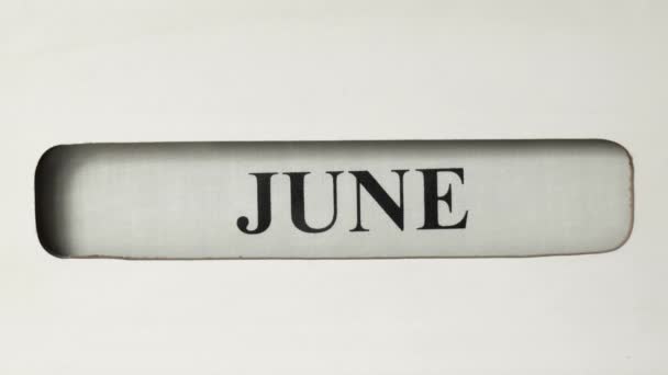 人们看到一个复古的办公室日历从六月滚动到七月 本月的案文黑体字粗体 印在白色帆布卷上 — 图库视频影像