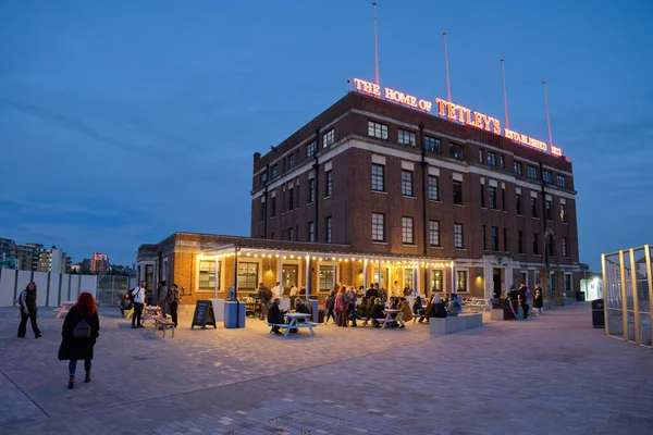 Leeds, UK: 10 12 2023 - Leeds 'deki Tetley Müzesi, Işık Gecesi Sanat Festivali sırasında. Neon ışığı yanıyor ve geçici bir dış kafe açık.. 