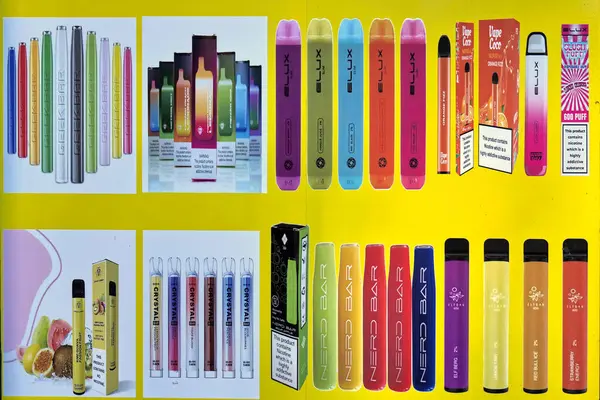 Bradford, UK 11 10 2023: Canlı rengarenk elektronik sigara kasetlerinin karışımının bir mağazanın dış cephesinde reklamları yapılıyor.