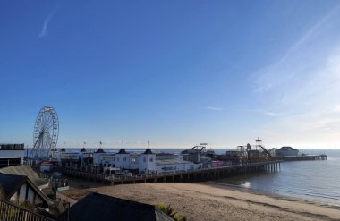 Clacton-On-Sea, UK 11 20 2023: gezinti güvertesinden Clacton iskelesinin geniş açılı görüntüsü. Turnuva sezonu daha soğuk günler başladıkça sona erdi..