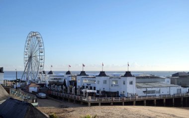 Clacton-On-Sea, UK 129 2023: Kristal berrak bir günde rıhtımın önü. Turizm sezonu kışın bitmesine çok az kaldı..