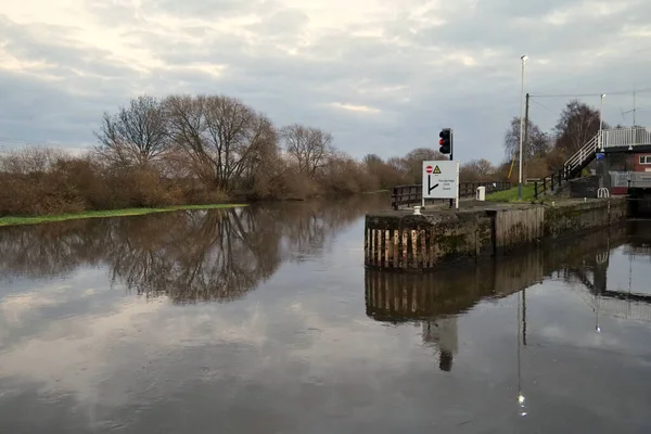 Ferrybridge, Birleşik Krallık 11. 28 2023: Aire nehrinin alacakaranlıktaki kanal girişinin görüntüsü.