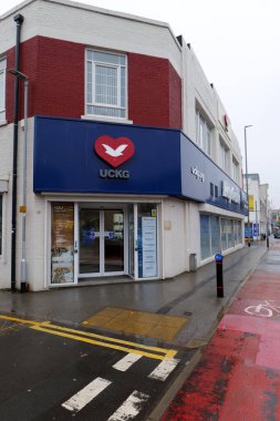 Leeds, UK 12 12 2023: Leeds 'teki Tanrı Krallığı Evrensel Kilisesi' nin (UCKG) ön girişi. Islak ve nemli bir Aralık gününde vuruldu..