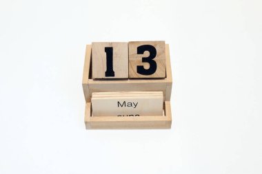 13 Mayıs 'ı gösteren daimi ahşap takvimin kapağını kapatın. Yakın çekim, beyaz bir arkaplanda izole edilmiş.