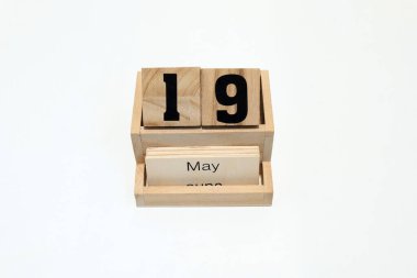 19 Mayıs 'ı gösteren daimi ahşap takvimin kapağını kapatın. Yakın çekim, beyaz bir arkaplanda izole edilmiş.