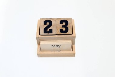 23 Mayıs 'ı gösteren ahşap daimi takvimi kapat. Yakın çekim, beyaz bir arkaplanda izole edilmiş.
